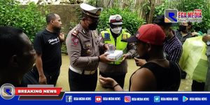 Banjir di Sampang, Satlantas Berbagi Nasi Bungkus