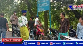 Caption: anggota Satbinmas Polres Sampang saat memberikan imbauan kepada remaja, agar tidak bermain di bantaran sungai.