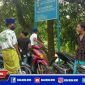 Caption: anggota Satbinmas Polres Sampang saat memberikan imbauan kepada remaja, agar tidak bermain di bantaran sungai.