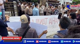 Caption: puluhan pemuda saat melakukan unjuk rasa didepan kantor BPN Bangkalan.
