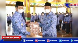 Caption: Bupati Bangkalan (Ra Latif) menyerahkan SK PNS secara simbolis.