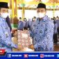 Caption: Bupati Bangkalan (Ra Latif) menyerahkan SK PNS secara simbolis.