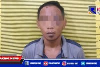 Caption: tersangka inisial DA dan barang buktinya diamankan di Mapolsek Simokerto, Surabaya.
