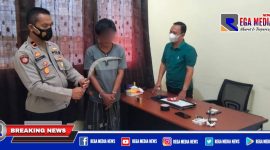 Caption: Kapolsek Pangarengan tunjukkan terduga pelaku pencurian dan sajam jenis celurit.