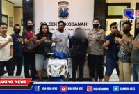 Caption: tersangka inisial J saat diamankan petugas gabungan di Mapolsek Sokobanah.