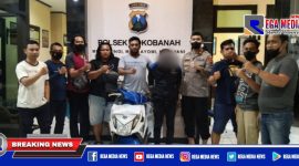 Caption: tersangka inisial J saat diamankan petugas gabungan di Mapolsek Sokobanah.