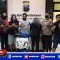 Caption: tersangka inisial J saat diamankan petugas gabungan di Mapolsek Sokobanah.