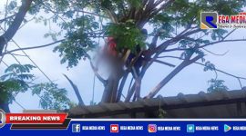 Caption: warga saat evakuasi jasad korban yang tewas tersetrum didekat SDN Dharma Tanjung 1.