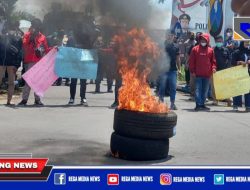 Mahasiswa Kesal, Bakar Ban Depan Mapolres Bangkalan