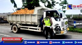 Caption: anggota Satlantas Polres Sampang, saat razia truk pengangkut sirtu di Jl. Raya Makboel.