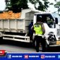 Caption: anggota Satlantas Polres Sampang, saat razia truk pengangkut sirtu di Jl. Raya Makboel.
