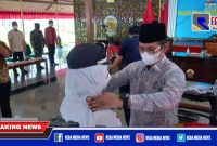 Caption: Bupati Bangkalan (Ra Latif) melantik Susiana sebagai PAW Kepala Desa Petrah.