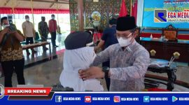 Caption: Bupati Bangkalan (Ra Latif) melantik Susiana sebagai PAW Kepala Desa Petrah.