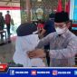 Caption: Bupati Bangkalan (Ra Latif) melantik Susiana sebagai PAW Kepala Desa Petrah.