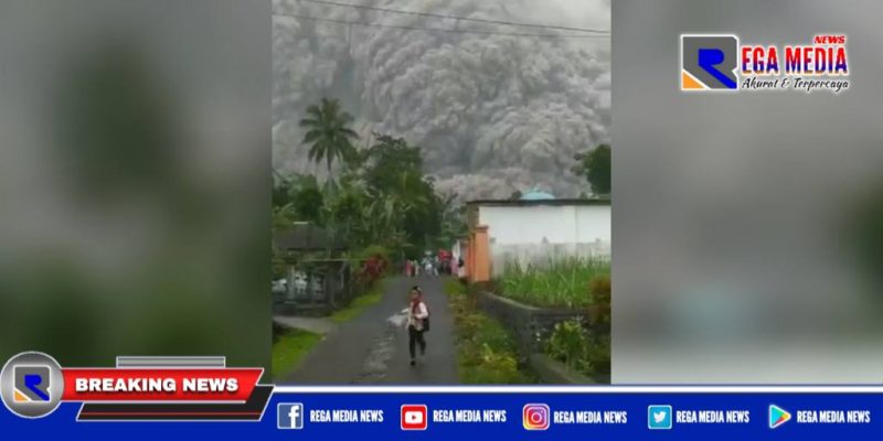 Caption: Gunung Semeru di Lumajang erupsi, tampak warga berhamburan.