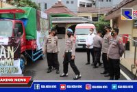 Caption: Polres Pelabuhan Tanjung Perak berangkatkan bantuan logistik ke Lumajang.