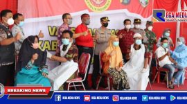 Caption: Kapolres Sampang (AKBP Arman) pantau langsung vaksinasi massal di Kecamatan Kedungdung.