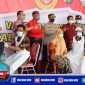 Caption: Kapolres Sampang (AKBP Arman) pantau langsung vaksinasi massal di Kecamatan Kedungdung.