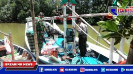 Caption: perahu nelayan di Kabupaten Bangkalan.