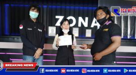 Caption: HRD Rasa Sayang Group (Lia) saat memberikan bantuan korban Semeru, melalui perwakilan awak media.