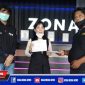Caption: HRD Rasa Sayang Group (Lia) saat memberikan bantuan korban Semeru, melalui perwakilan awak media.
