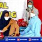 Caption: seorang warga saat hendak divaksinasi.
