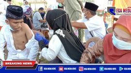Caption: remaja di Sampang saat disuntik vaksin Covid-19.