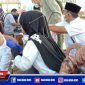 Caption: remaja di Sampang saat disuntik vaksin Covid-19.