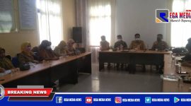Caption: rapat koordinasi percepatan vaksinasi dan penanggulangan pandemi Covid-19, di aula Puskesmas Torjun.