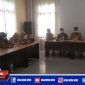 Caption: rapat koordinasi percepatan vaksinasi dan penanggulangan pandemi Covid-19, di aula Puskesmas Torjun.