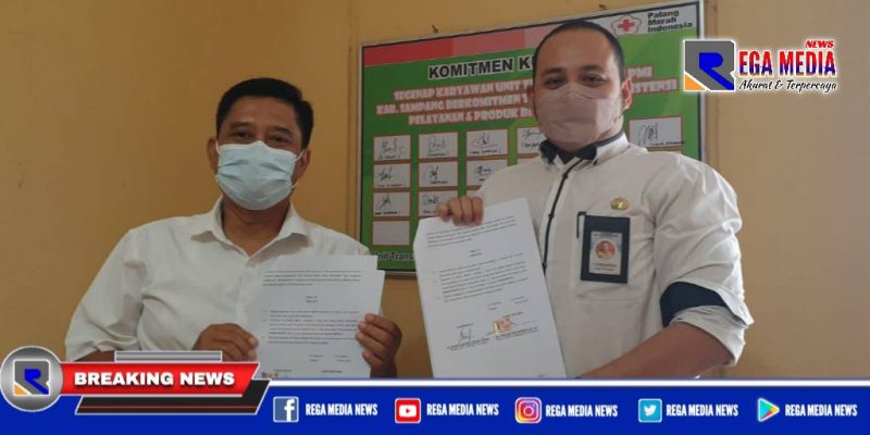 Caption: Dirut RSD Ketapang (dr. Juan Setiadi Zenniko) dan Kepala UTD PMI Sampang (dr. Bhakti) saat penandatanganan PKS pengadaan darah.