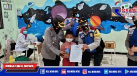 Caption: Kapolsek Benowo (Kompol Enny) dampingi anak yang usai divaksin.