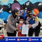 Caption: Kapolsek Benowo (Kompol Enny) dampingi anak yang usai divaksin.
