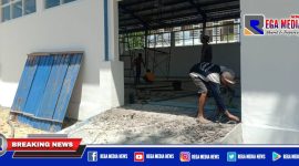 Caption: tampak pekerja masih mengerjakan proyek rumah kemasan yang belum selesai.