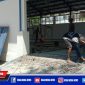 Caption: tampak pekerja masih mengerjakan proyek rumah kemasan yang belum selesai.