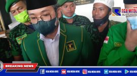 Caption: Ra Latif (kiri) saat diwawancara awak media.