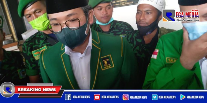 Caption: Ra Latif (kiri) saat diwawancara awak media.