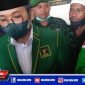 Caption: Ra Latif (kiri) saat diwawancara awak media.