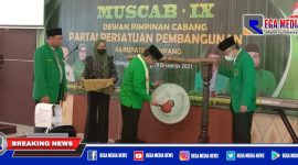 Caption: Ketua OKK DPW PPP Jawa Timur (KH Mujahid Ansori), didampingi Ketua DPC PPP Sampang (Moh. Subhan) dan Sekretaris DPC PPP Sampang (H Amin Arif Tirtana), saat memukul gong pembukaan Muscab.
