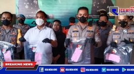 Caption: polisi tunjukkan barang bukti yang digunakan pelaku bacok korban hingga tewas.