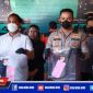 Caption: polisi tunjukkan barang bukti yang digunakan pelaku bacok korban hingga tewas.