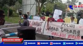 Caption: sejumlah pemuda saat unjuk rasa didepan Mapolres Bangkalan.