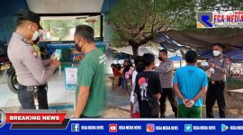 Caption: Satbinmas Polres Sampang surveillance aplikasi peduli lindungi di wisata pantai camplong.