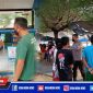 Caption: Satbinmas Polres Sampang surveillance aplikasi peduli lindungi di wisata pantai camplong.