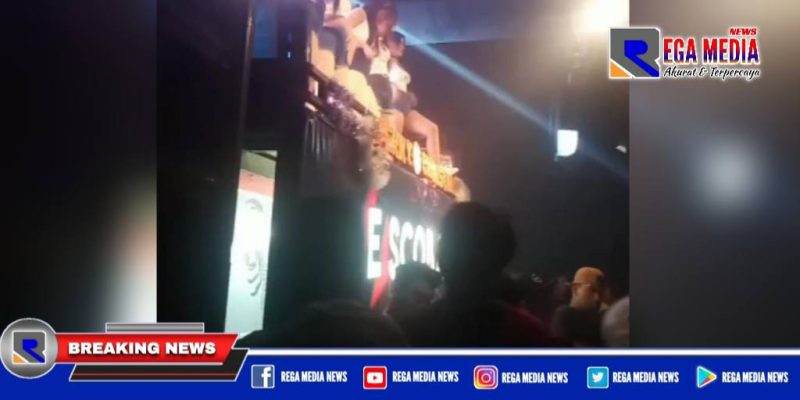 Caption: tampak keramaian dan pengunjung Cafe Escobar tidak mematuhi protokol kesehatan.