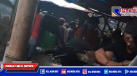 Caption: tampak keramaian dilokasi perjudian sabung ayam dan judi dadu, di Bakala, Jombang.