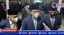 Caption: Bupati Bangkalan (R. Abd. Latif Amin Imron) saat diwawancara awak media.