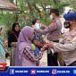 Caption: terlihat anggota Polres Sampang membagikan masker kepada pengunjung pantai camplong.
