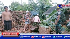 Caption: warga dibantu petugas tengah mengevakuasi bekas reruntuhan rumah yang rusak.