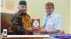 Caption : Koorwil ASPPI Madura, Mohammad Fauzan (kanan baju putih) bersama Kadisporapar Kabupaten Sampang, Kusairi.